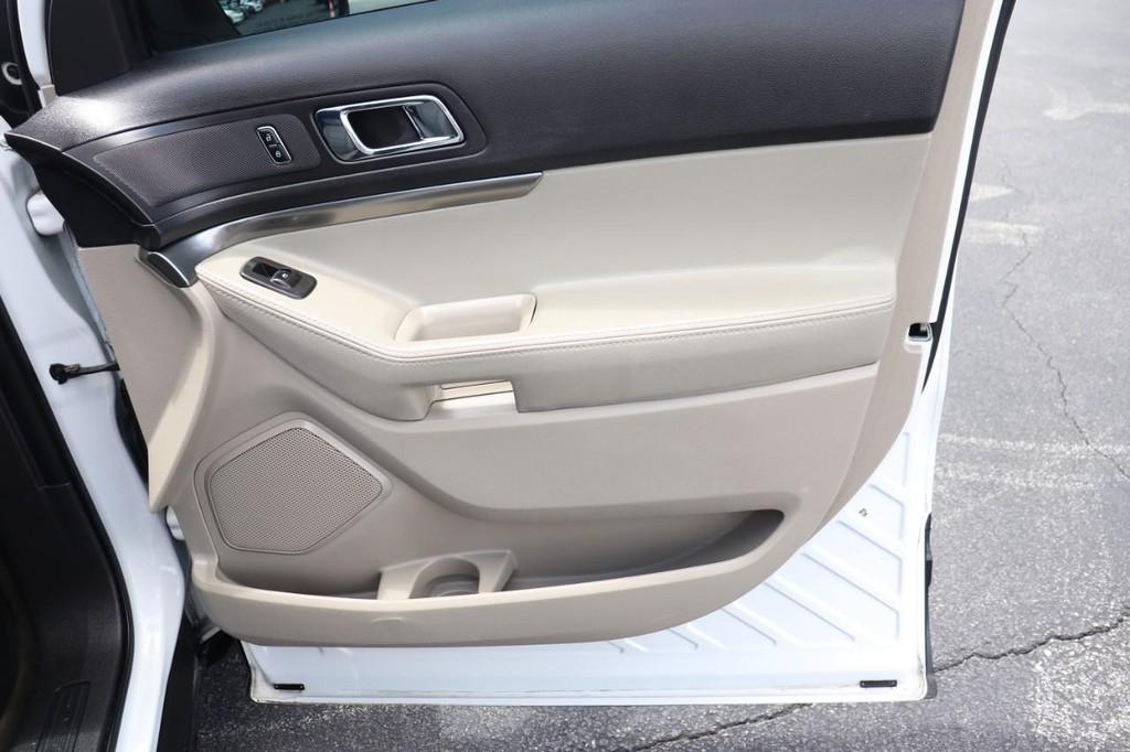 Ford Explorer Vehicle Full-screen Gallery Image 21