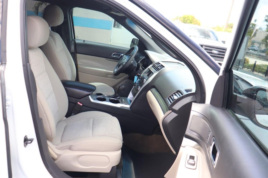 Ford Explorer Vehicle Full-screen Gallery Image 22