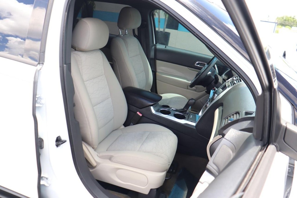 Ford Explorer Vehicle Full-screen Gallery Image 23