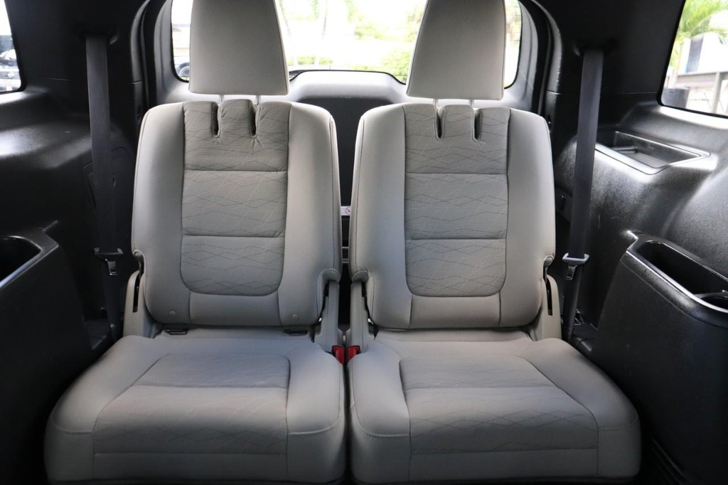 Ford Explorer Vehicle Full-screen Gallery Image 24