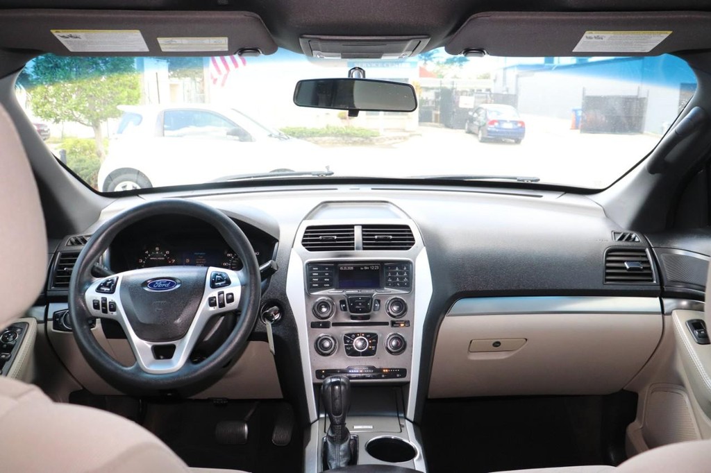 Ford Explorer Vehicle Full-screen Gallery Image 26