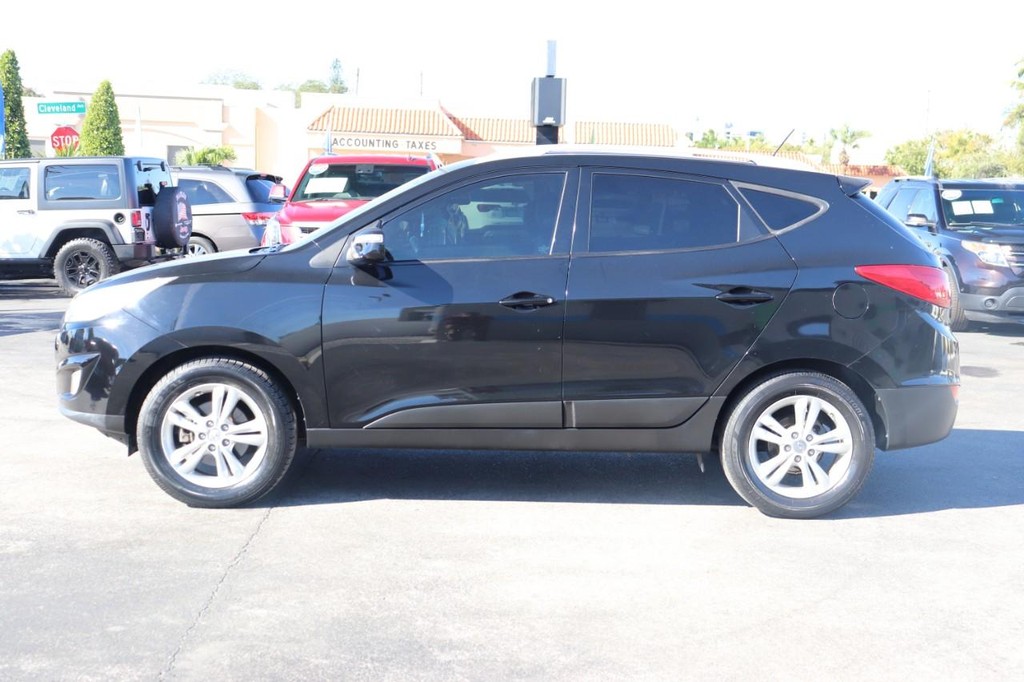 Hyundai Tucson Vehicle Full-screen Gallery Image 04