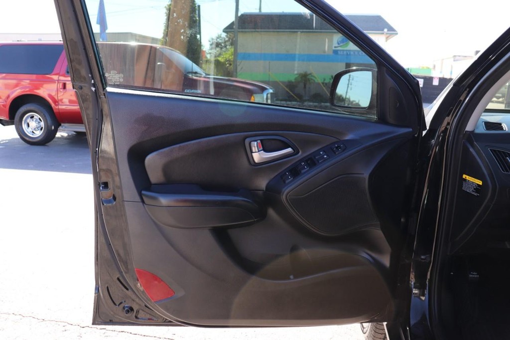 Hyundai Tucson Vehicle Full-screen Gallery Image 11
