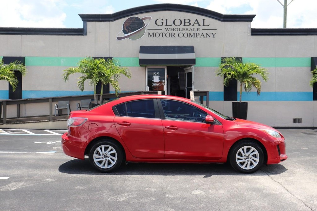 Mazda Mazda3 Sedan Vehicle Full-screen Gallery Image 09