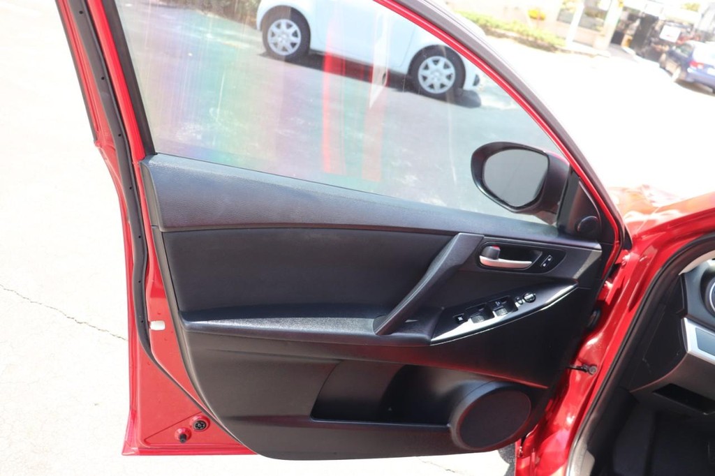 Mazda Mazda3 Sedan Vehicle Full-screen Gallery Image 11