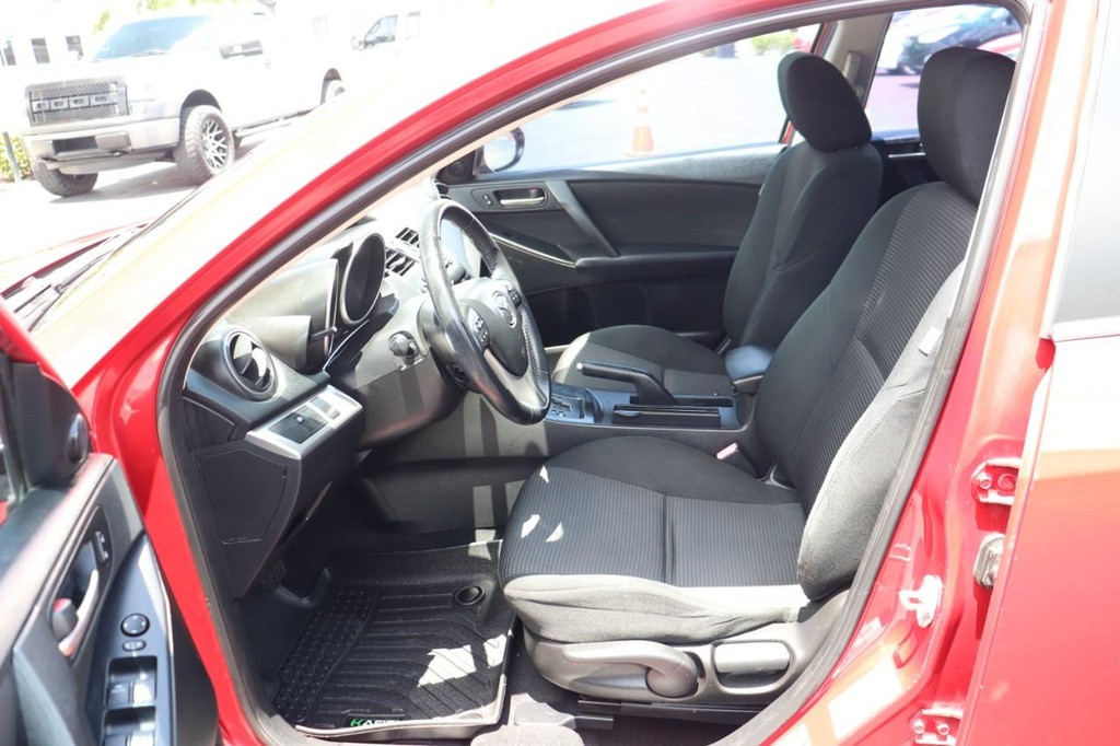 Mazda Mazda3 Sedan Vehicle Full-screen Gallery Image 12