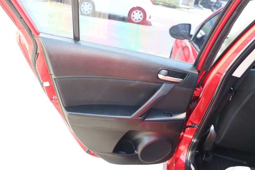 Mazda Mazda3 Sedan Vehicle Full-screen Gallery Image 14