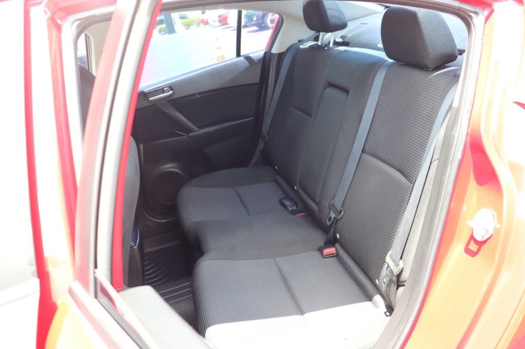 Mazda Mazda3 Sedan Vehicle Full-screen Gallery Image 16
