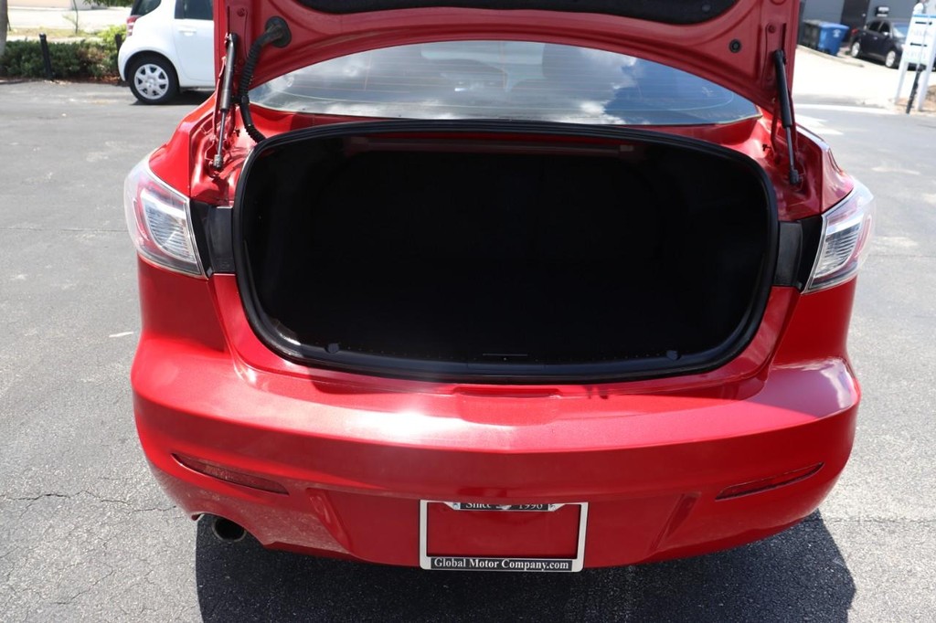 Mazda Mazda3 Sedan Vehicle Full-screen Gallery Image 17