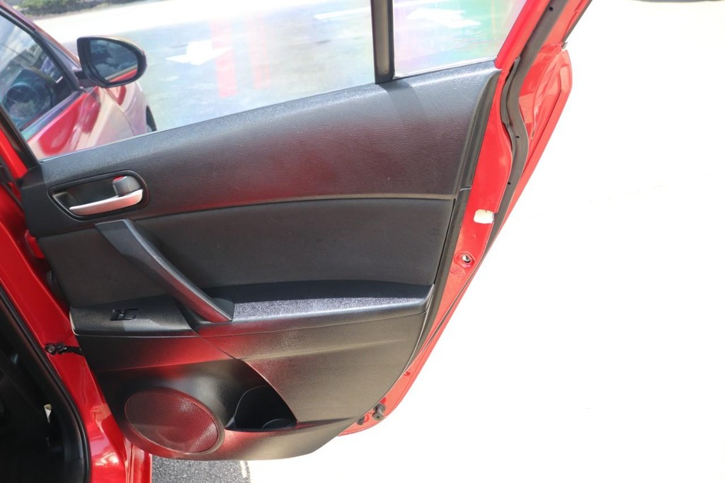 Mazda Mazda3 Sedan Vehicle Full-screen Gallery Image 18