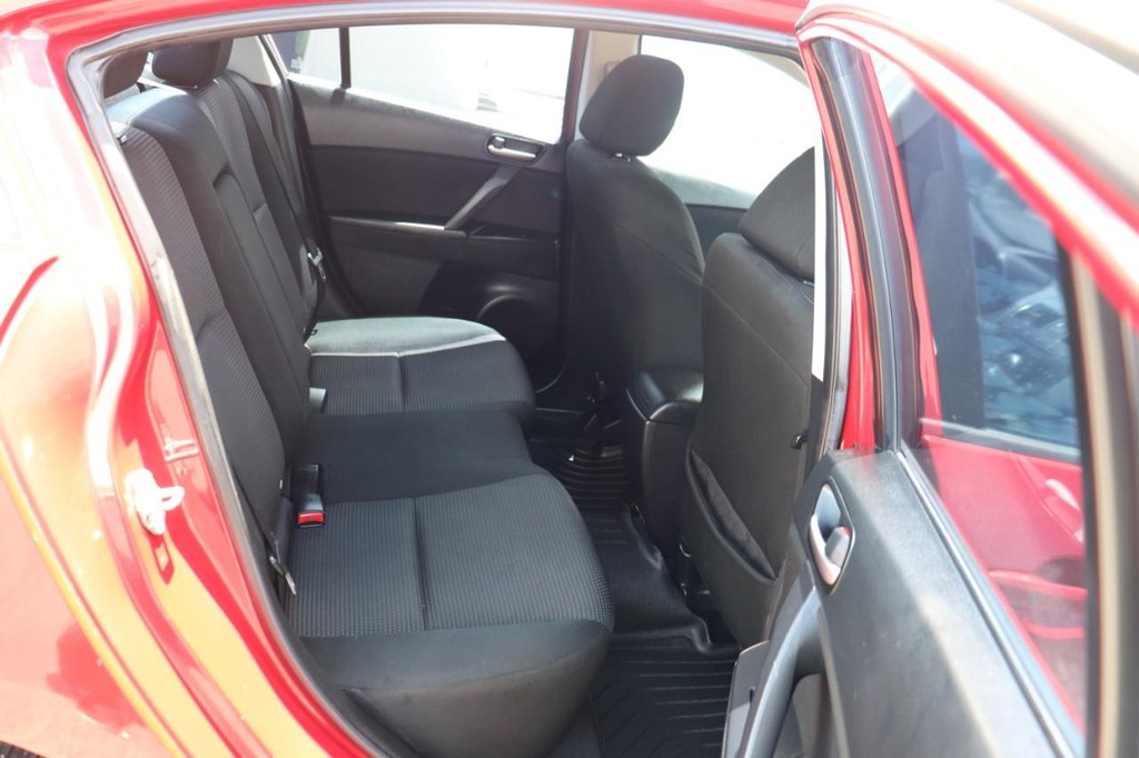 Mazda Mazda3 Sedan Vehicle Full-screen Gallery Image 19