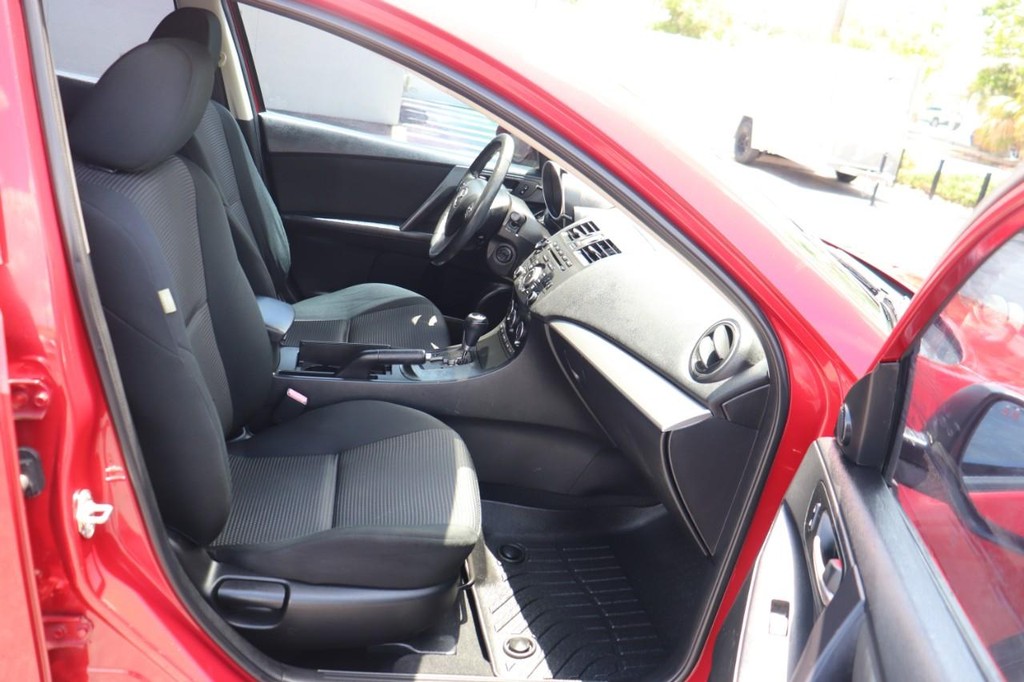 Mazda Mazda3 Sedan Vehicle Full-screen Gallery Image 22