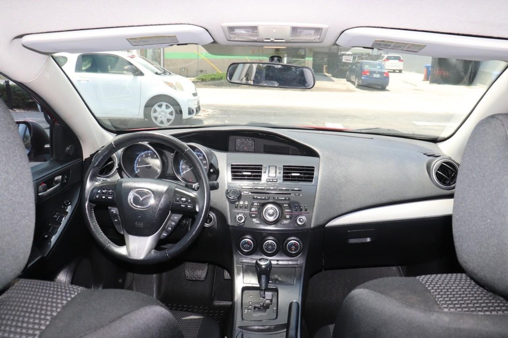 Mazda Mazda3 Sedan Vehicle Full-screen Gallery Image 25
