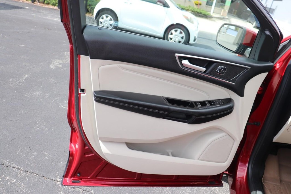 Ford Edge Vehicle Full-screen Gallery Image 11
