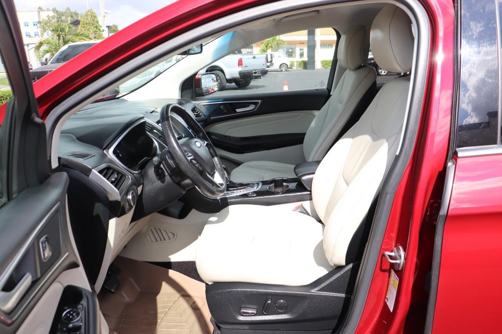Ford Edge Vehicle Full-screen Gallery Image 12