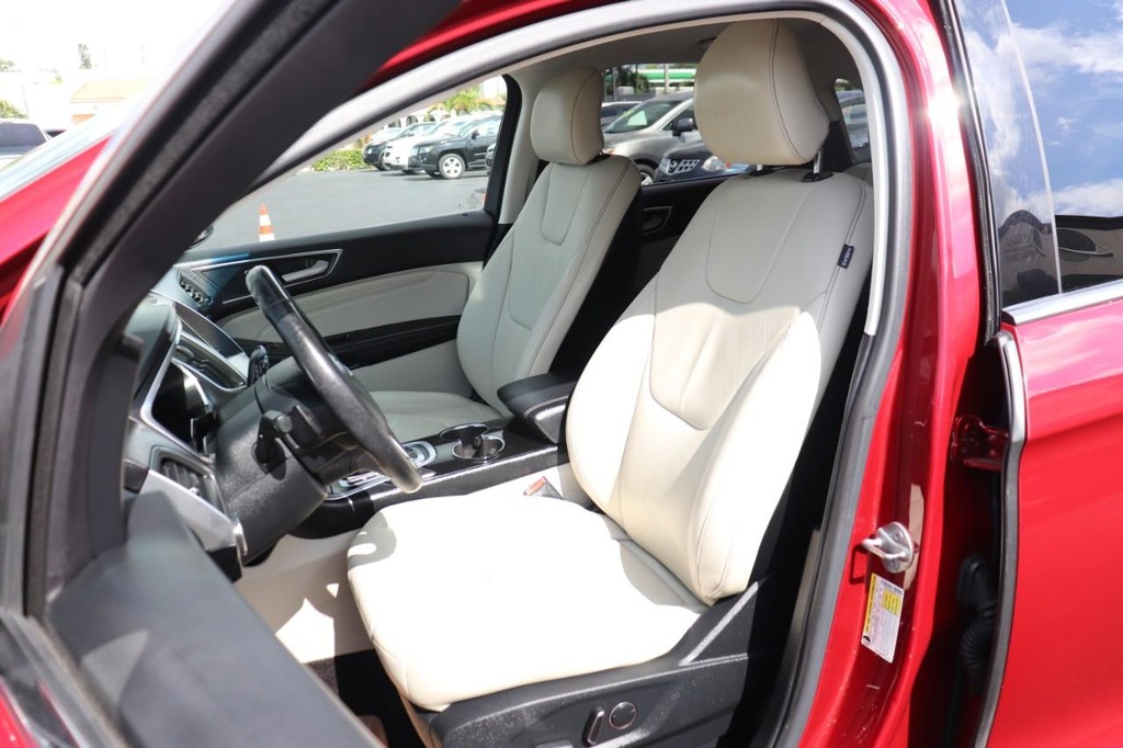 Ford Edge Vehicle Full-screen Gallery Image 13