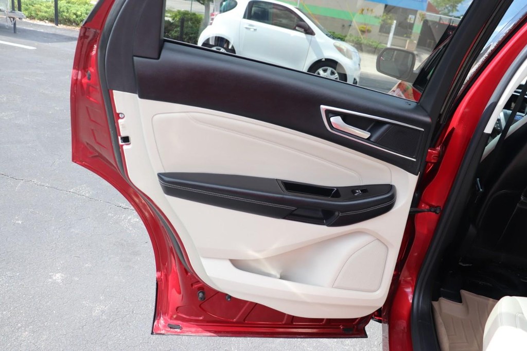 Ford Edge Vehicle Full-screen Gallery Image 14