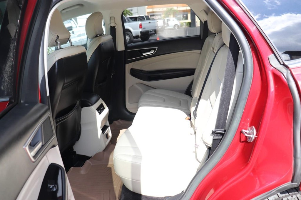 Ford Edge Vehicle Full-screen Gallery Image 15