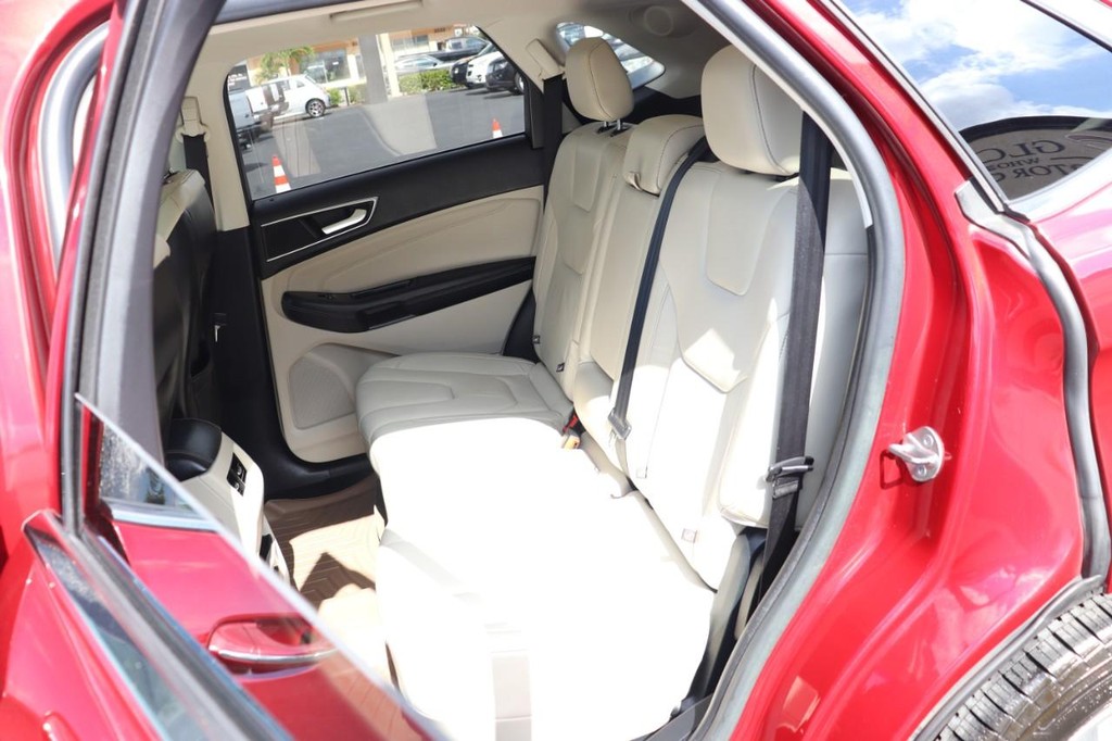 Ford Edge Vehicle Full-screen Gallery Image 16