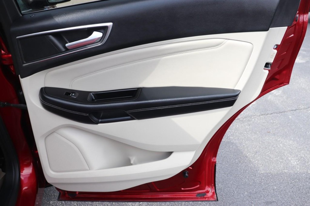 Ford Edge Vehicle Full-screen Gallery Image 18