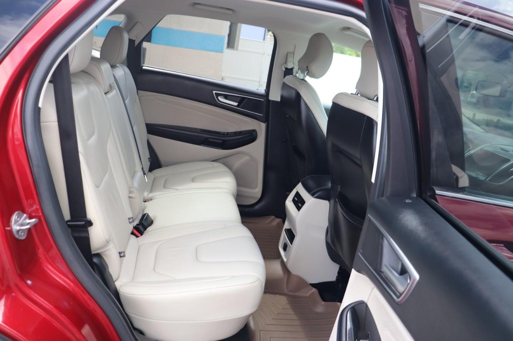 Ford Edge Vehicle Full-screen Gallery Image 19