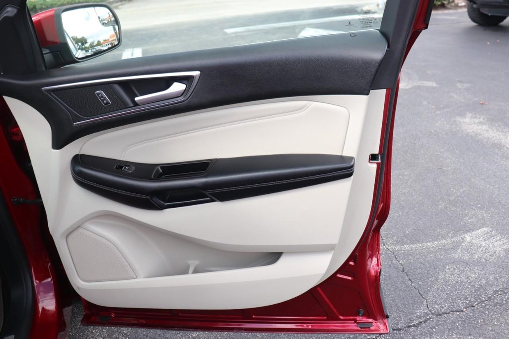 Ford Edge Vehicle Full-screen Gallery Image 21