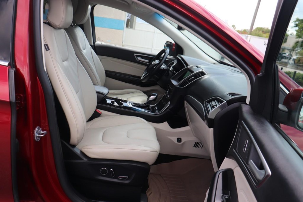 Ford Edge Vehicle Full-screen Gallery Image 22