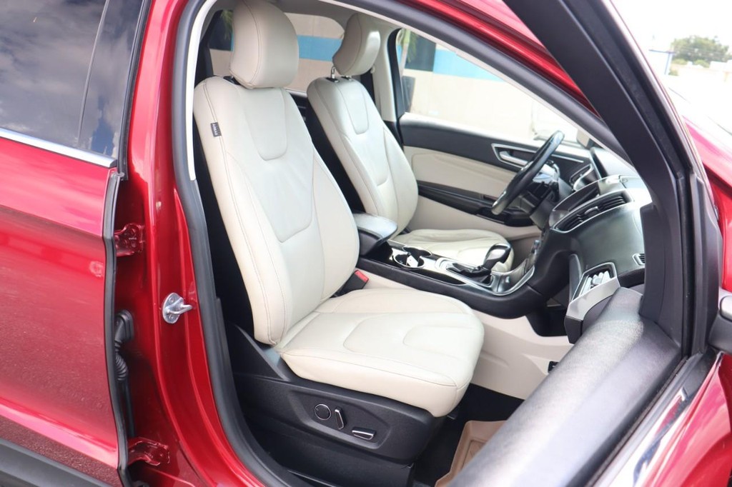 Ford Edge Vehicle Full-screen Gallery Image 23
