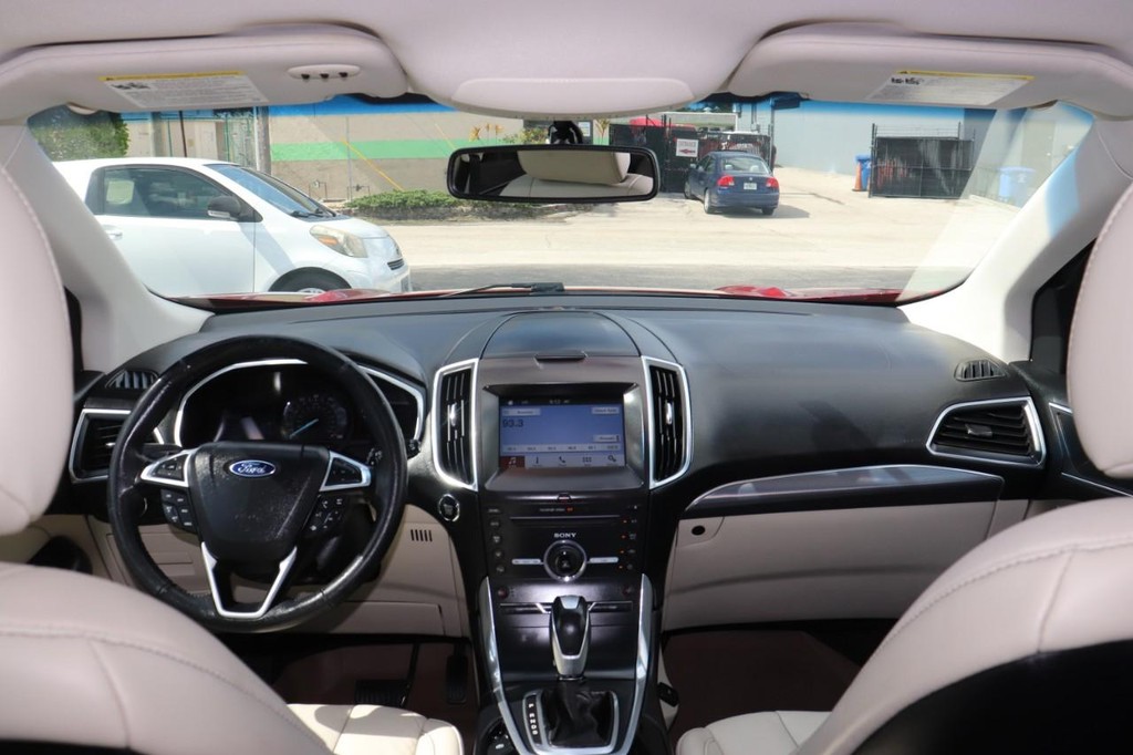 Ford Edge Vehicle Full-screen Gallery Image 25