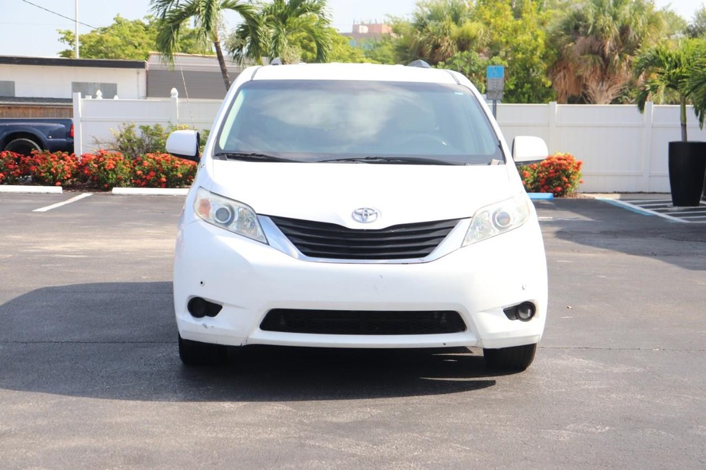 Toyota Sienna Vehicle Full-screen Gallery Image 02