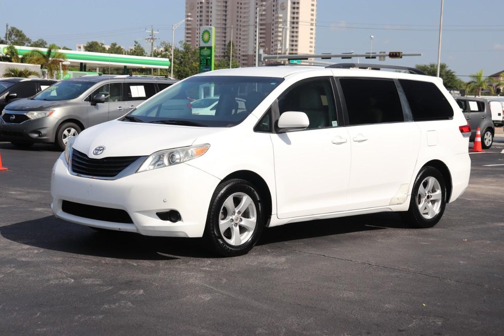 Toyota Sienna Vehicle Full-screen Gallery Image 03