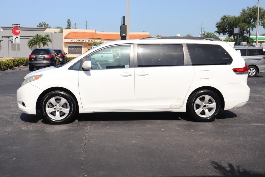 Toyota Sienna Vehicle Full-screen Gallery Image 04