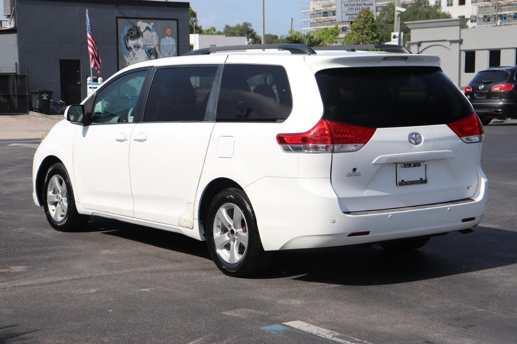 Toyota Sienna Vehicle Full-screen Gallery Image 06