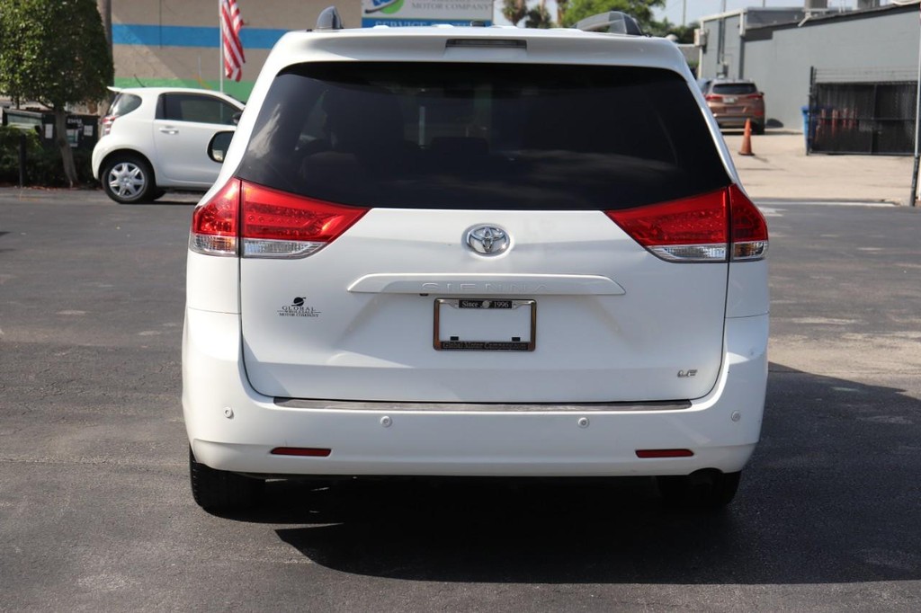 Toyota Sienna Vehicle Full-screen Gallery Image 07