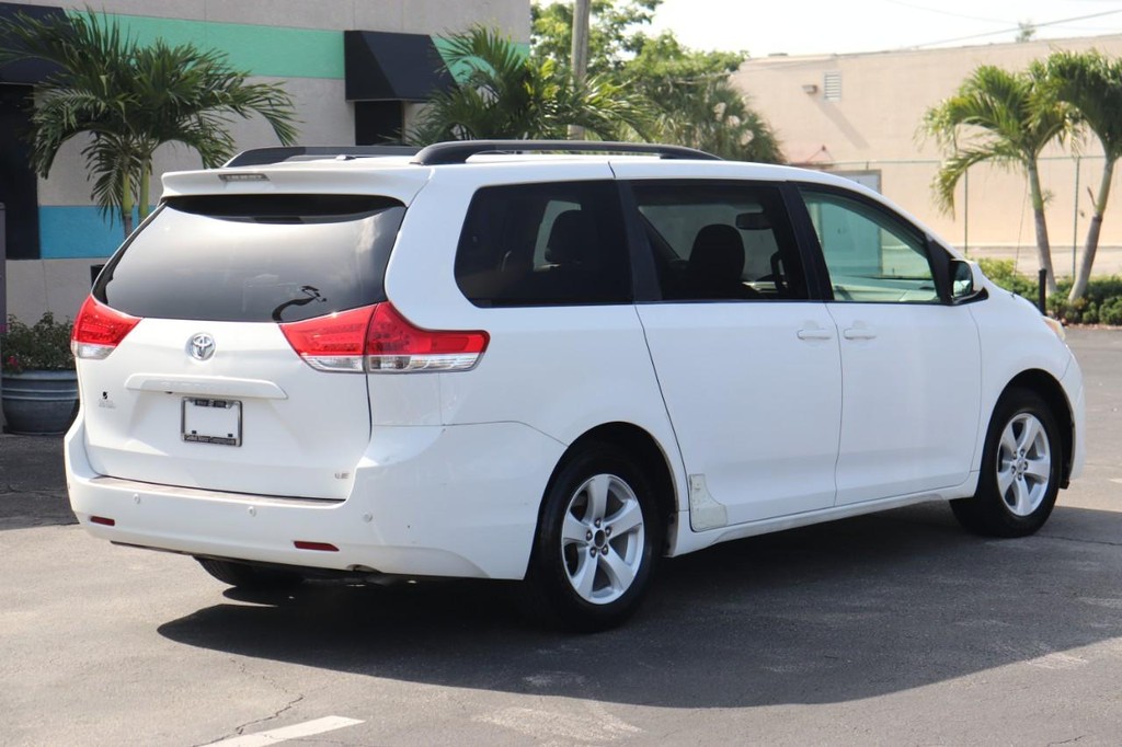 Toyota Sienna Vehicle Full-screen Gallery Image 08