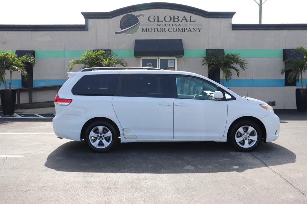 Toyota Sienna Vehicle Full-screen Gallery Image 09