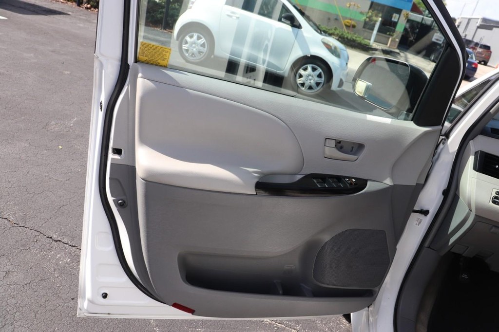 Toyota Sienna Vehicle Full-screen Gallery Image 11