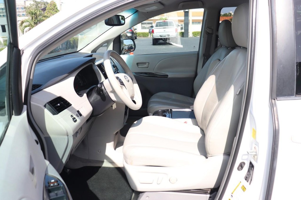 Toyota Sienna Vehicle Full-screen Gallery Image 12