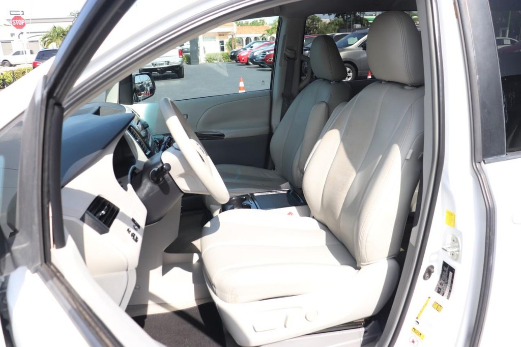 Toyota Sienna Vehicle Full-screen Gallery Image 13