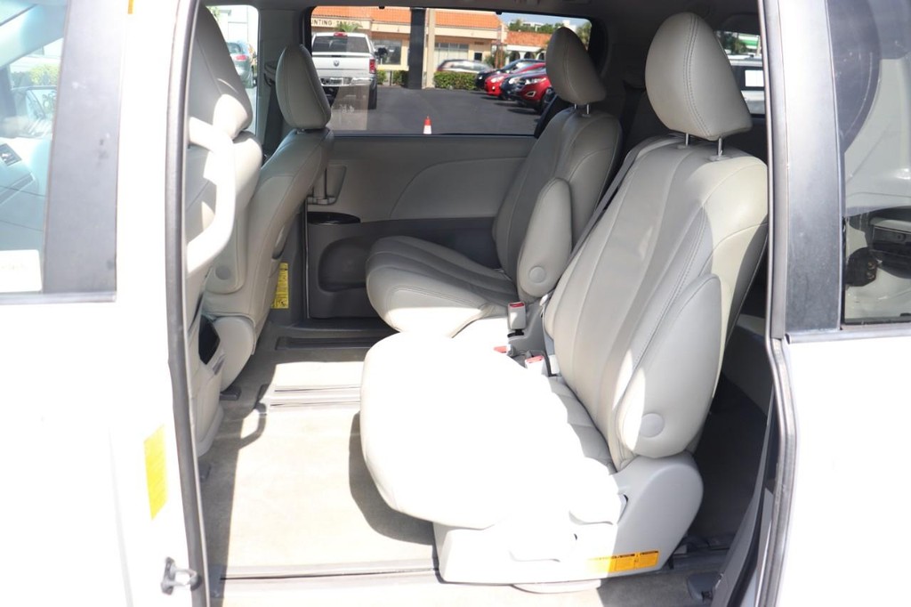 Toyota Sienna Vehicle Full-screen Gallery Image 14