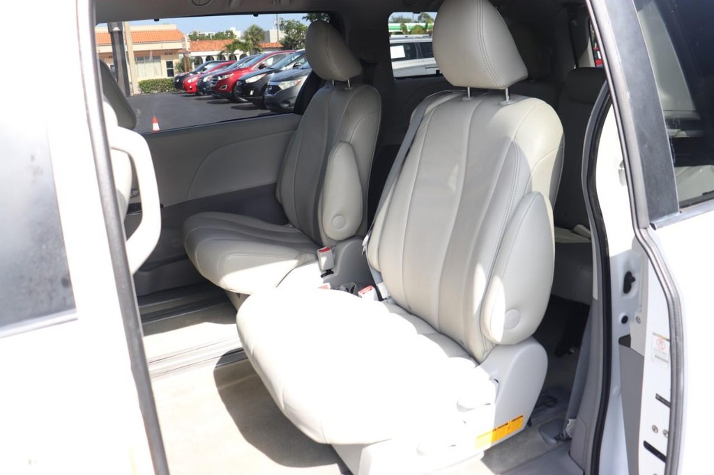 Toyota Sienna Vehicle Full-screen Gallery Image 15