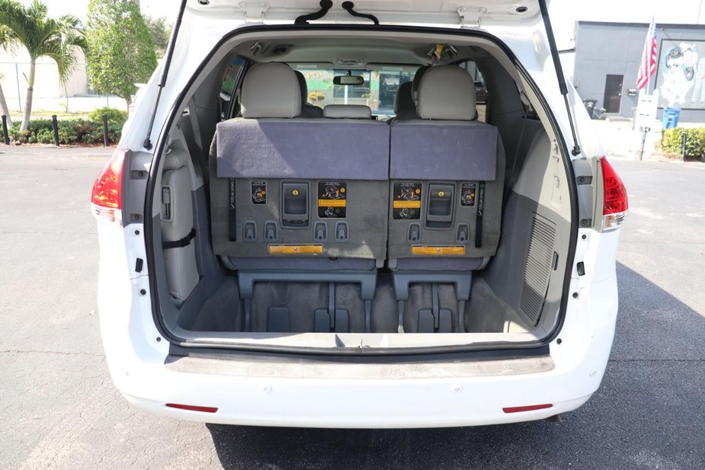Toyota Sienna Vehicle Full-screen Gallery Image 16