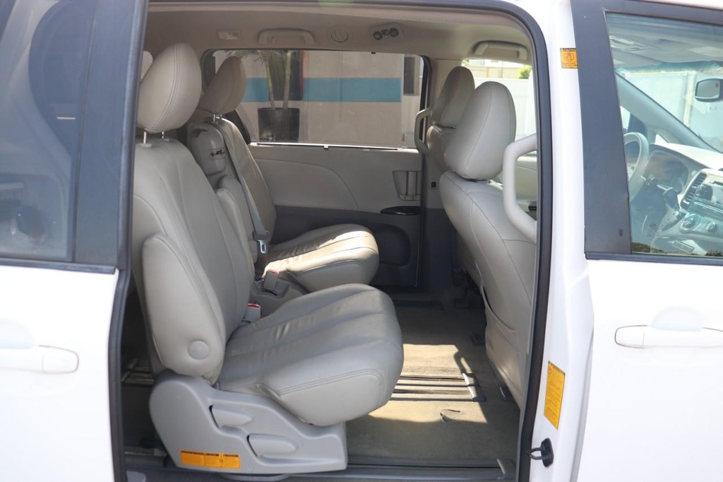 Toyota Sienna Vehicle Full-screen Gallery Image 17