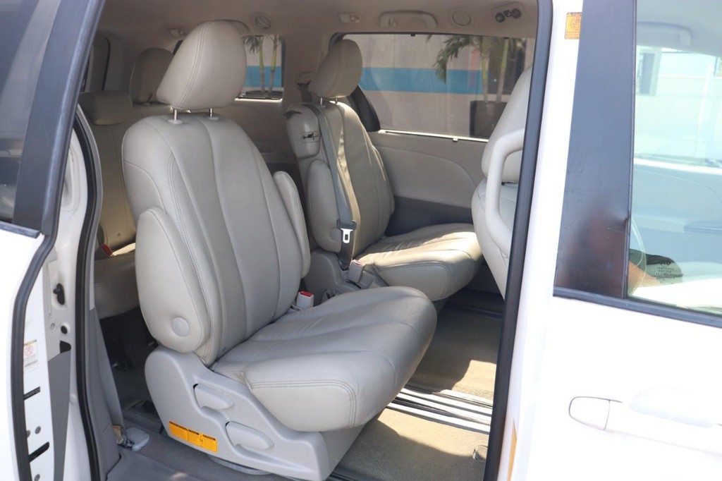 Toyota Sienna Vehicle Full-screen Gallery Image 18