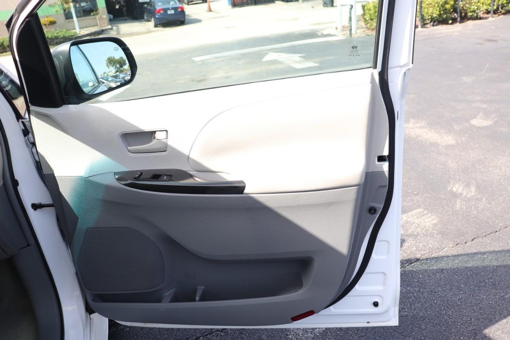 Toyota Sienna Vehicle Full-screen Gallery Image 19
