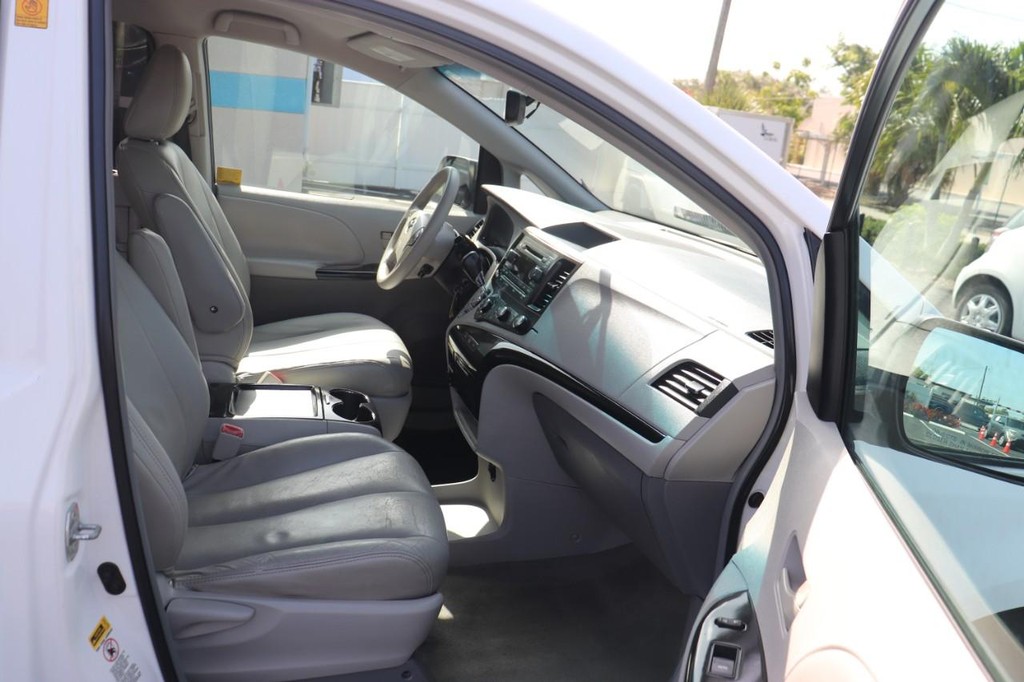 Toyota Sienna Vehicle Full-screen Gallery Image 20