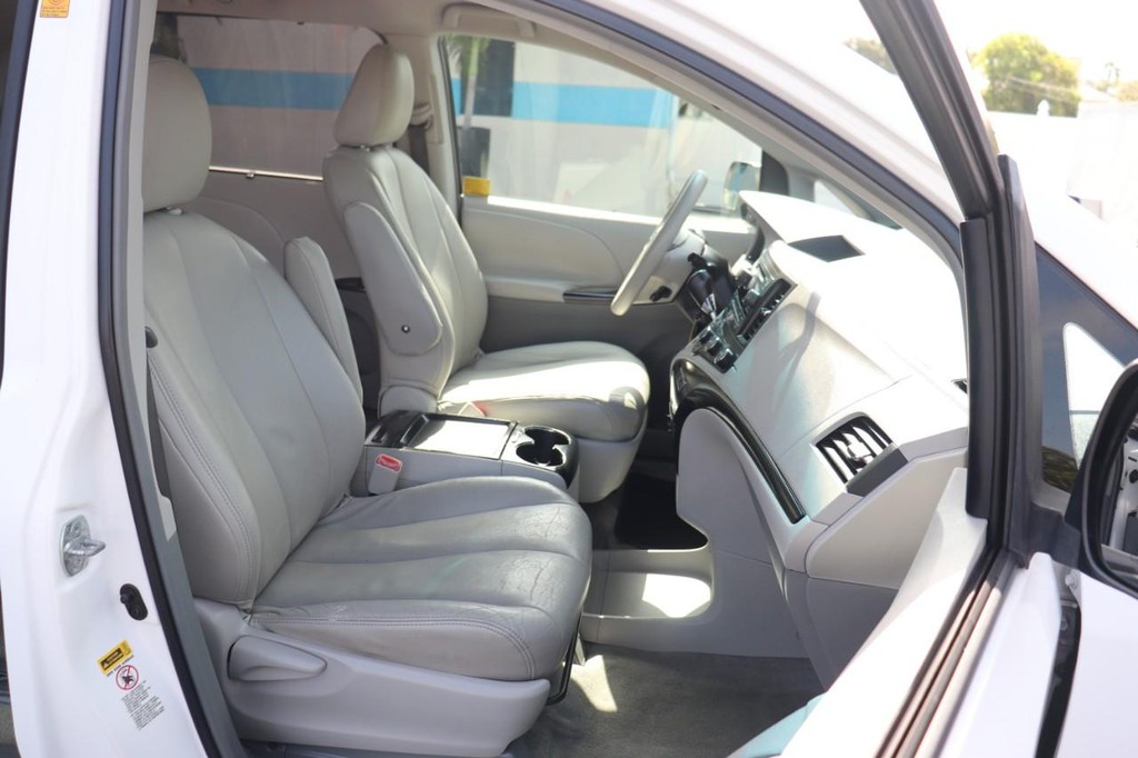 Toyota Sienna Vehicle Full-screen Gallery Image 21