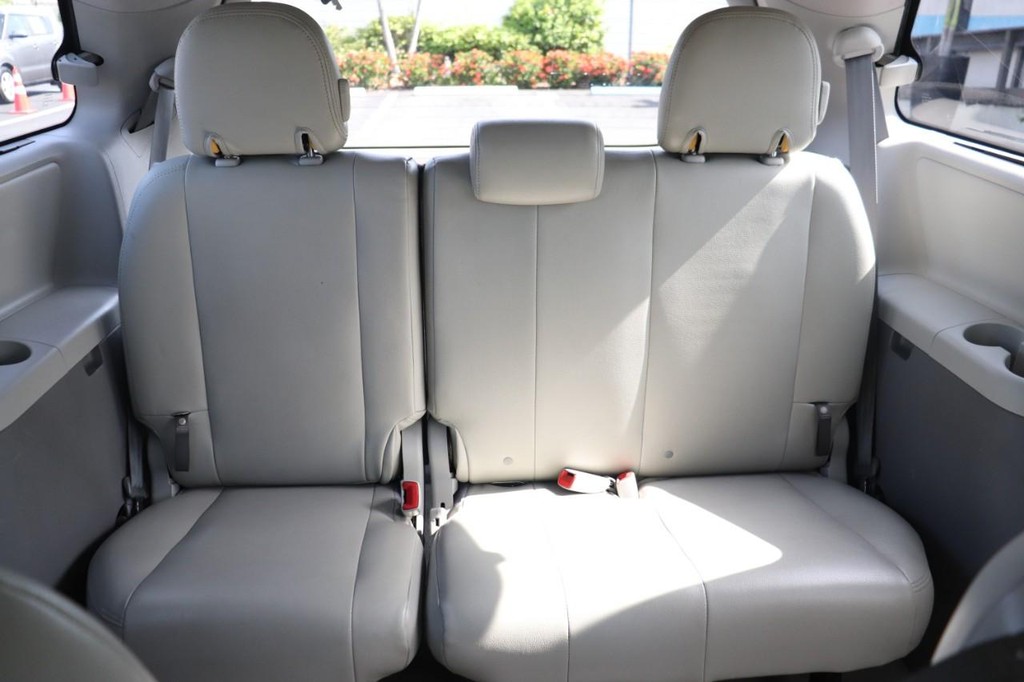 Toyota Sienna Vehicle Full-screen Gallery Image 22