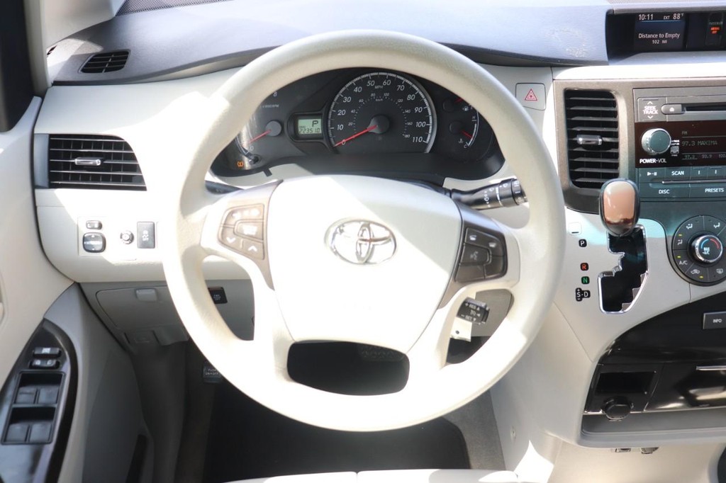 Toyota Sienna Vehicle Full-screen Gallery Image 23