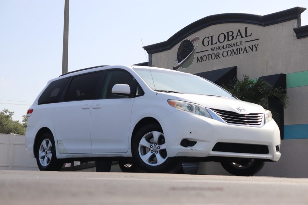 Toyota Sienna Vehicle Full-screen Gallery Image 24